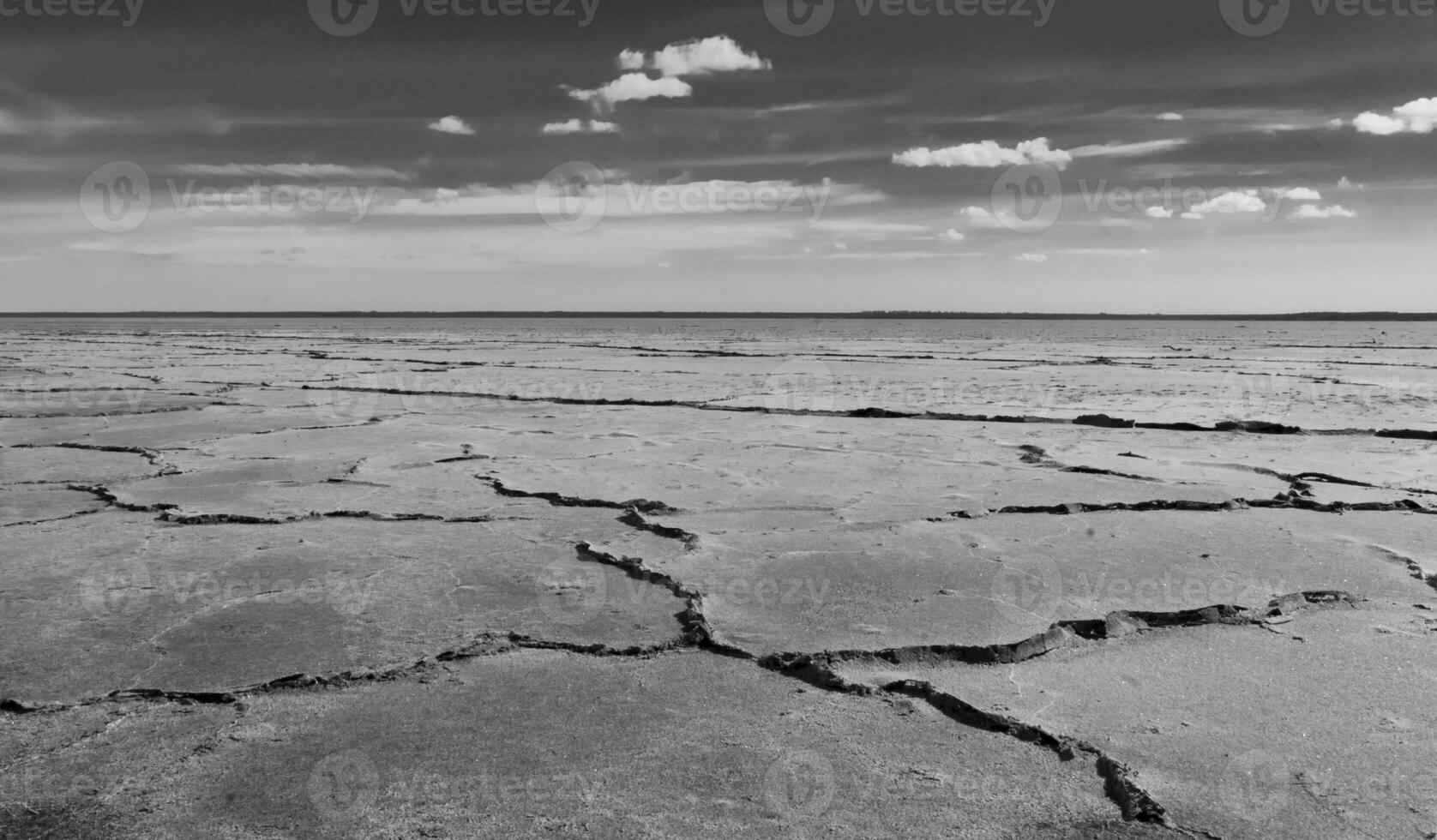 bruten jord i de säng av en salt mina, la pampa, argentina foto