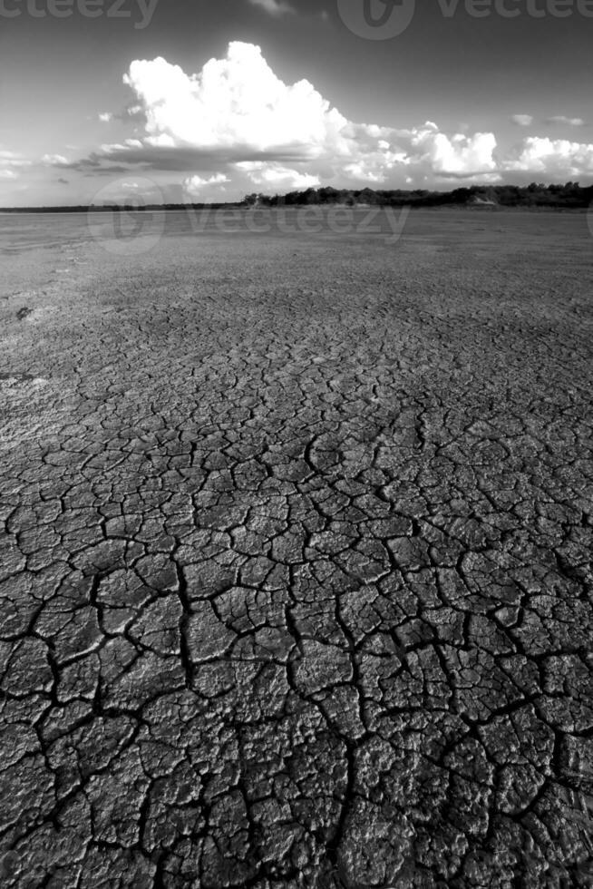 bruten torr jord i en pampas lagun, la pampa provins, patagonien, argentina. foto