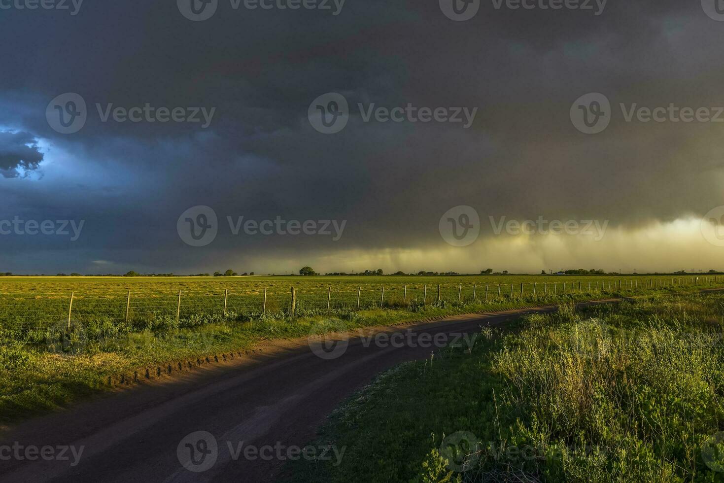 stormig himmel på grund av till regn i de argentine landsbygden, la pampa provins, patagonien, argentina. foto