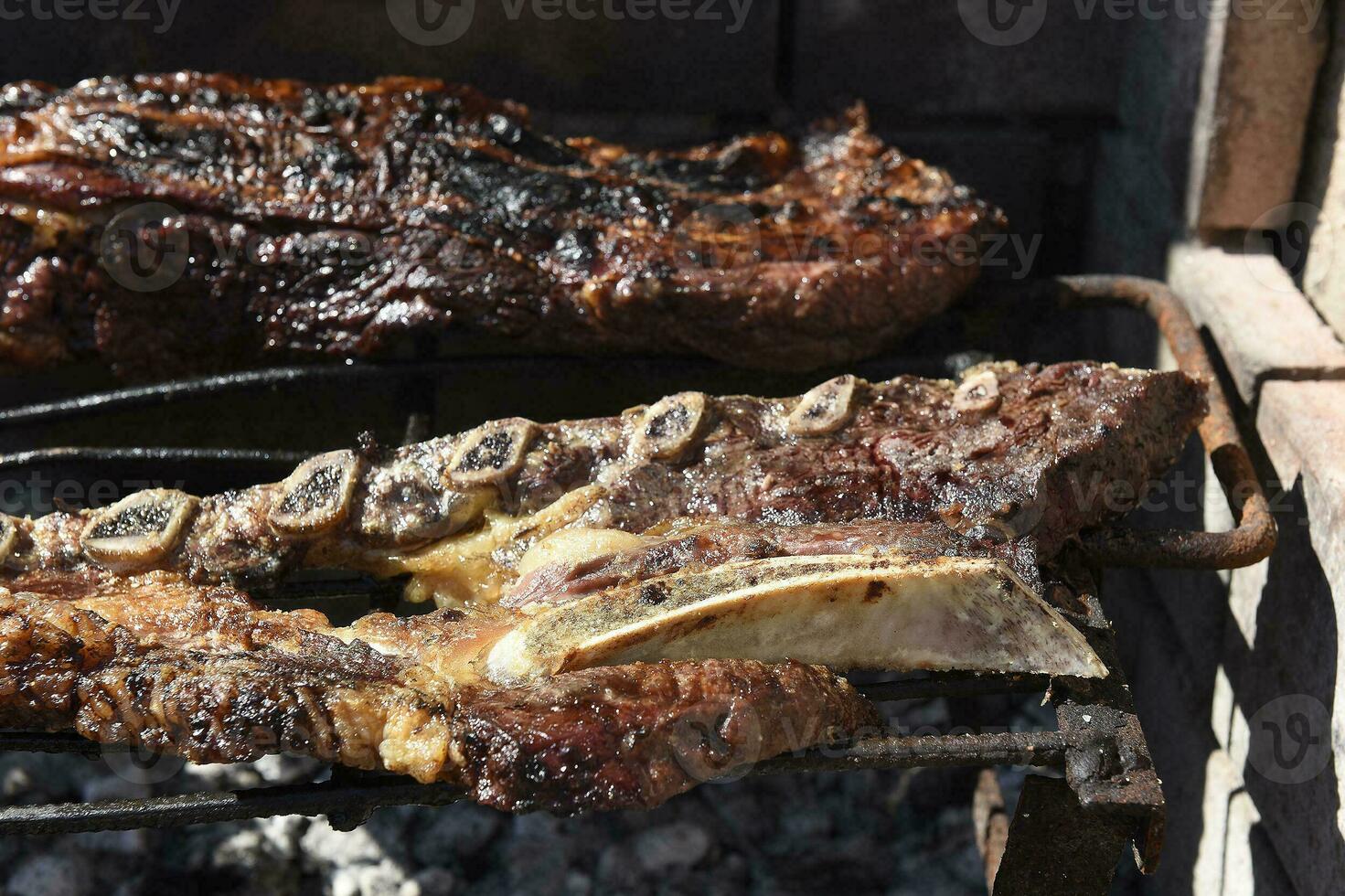 utegrill, grillad korvar och ko kött , traditionell argentine kök foto