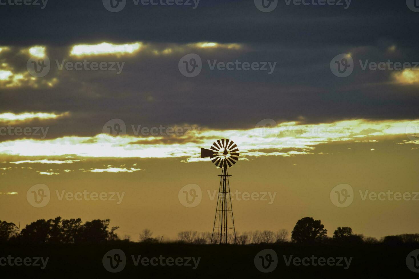 landskap med väderkvarn på solnedgång, pampas, patagonien, argentina foto