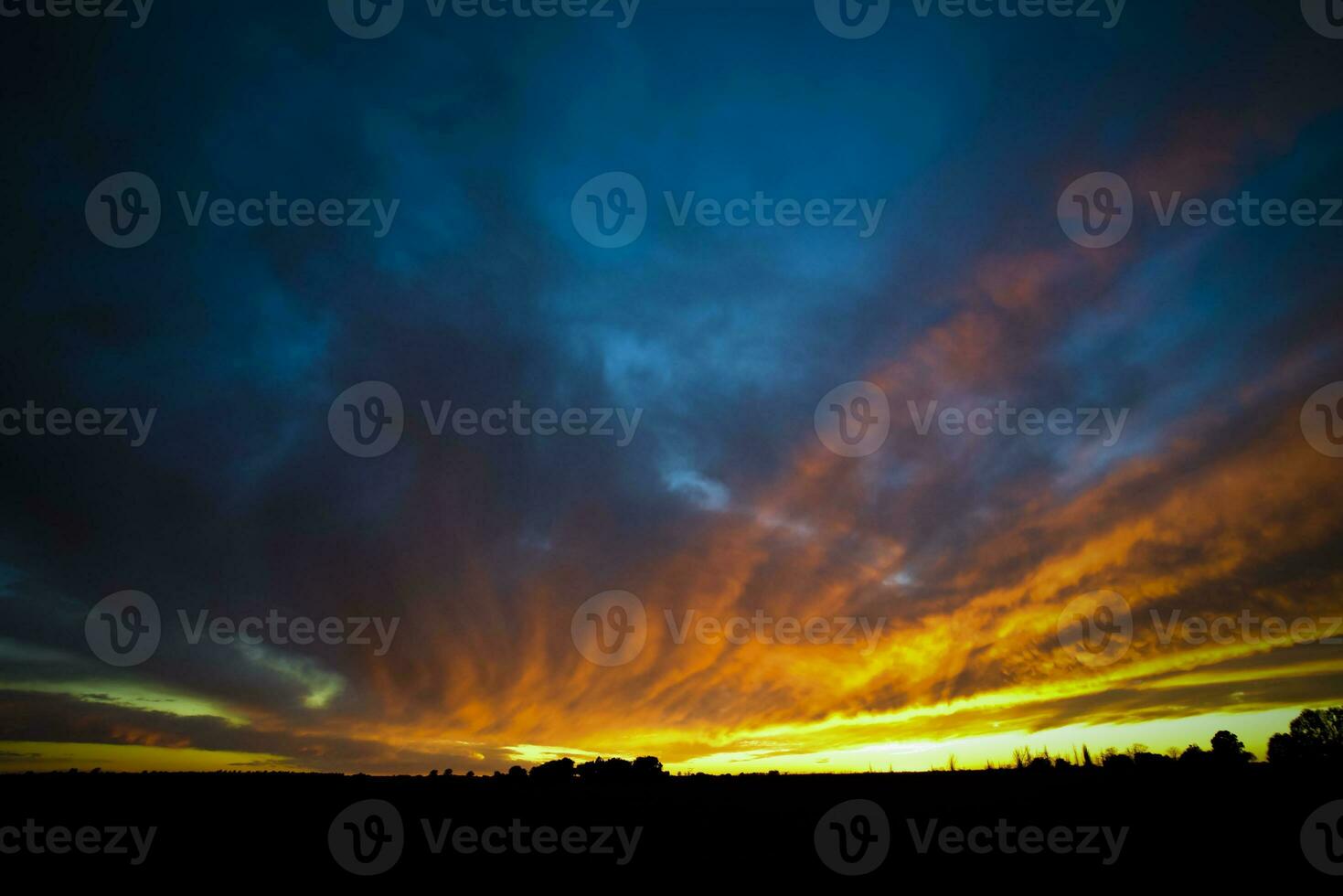 landskap med väderkvarn på solnedgång, pampas, patagonien, argentina foto