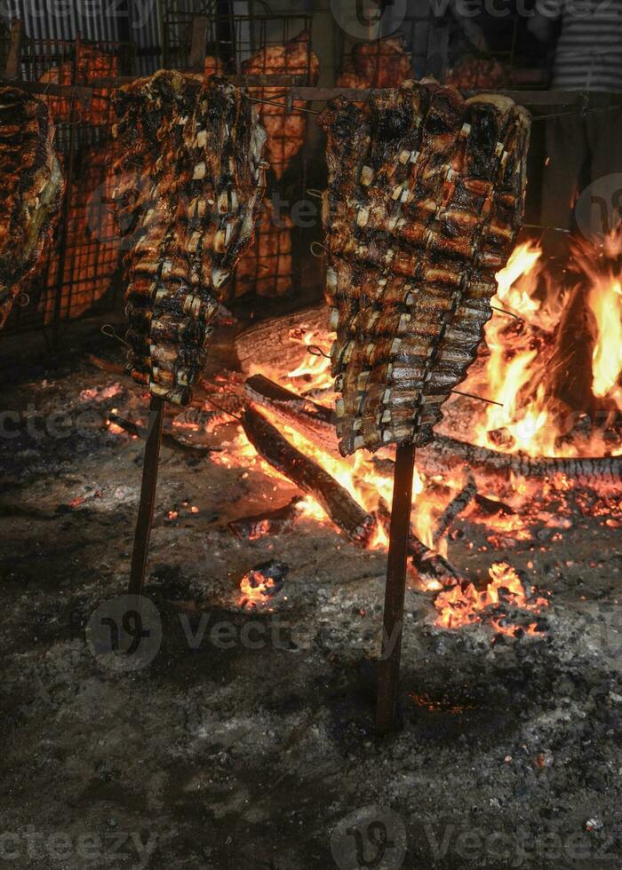 utegrill ko revben, traditionell argentine steka foto