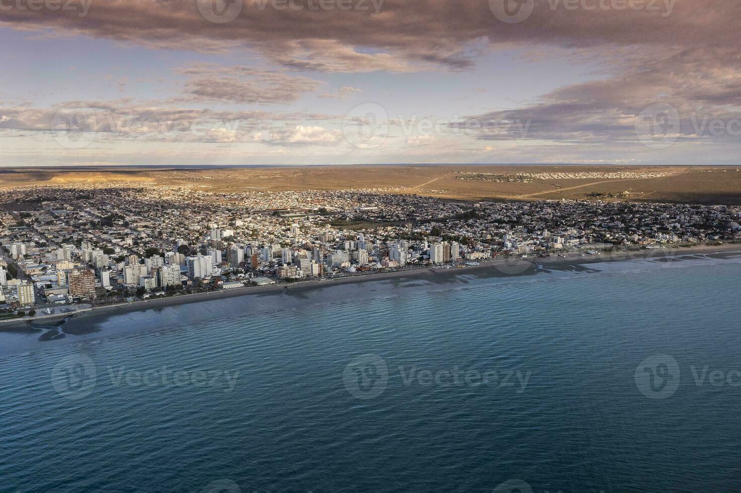 puerto madryn stad, ingång portal till de halvö valdes naturlig boka, värld arv webbplats, patagonien, argentina. foto