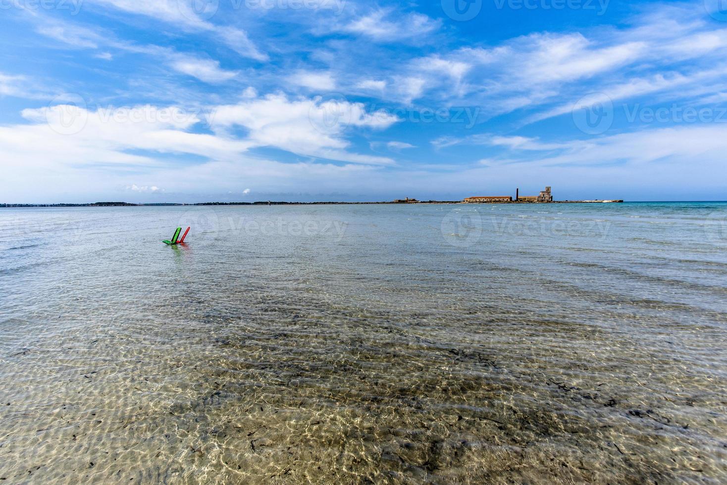 gamla byggnader nära havet foto