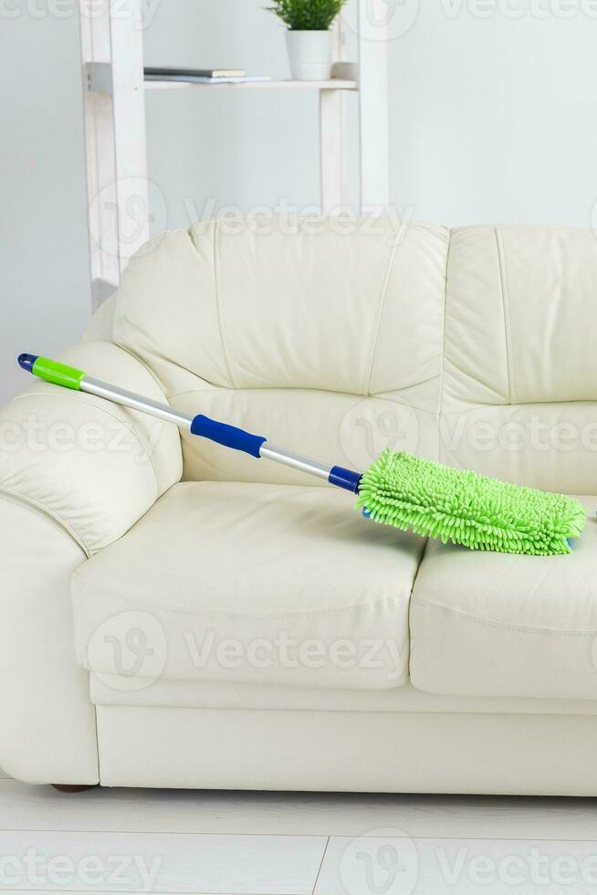 ny rena grön mikrofiber mopp golv torkare rengöring sotning verktyg liggande på soffa - verktyg för rengöring tjänster och inhemsk arbete hushållning foto