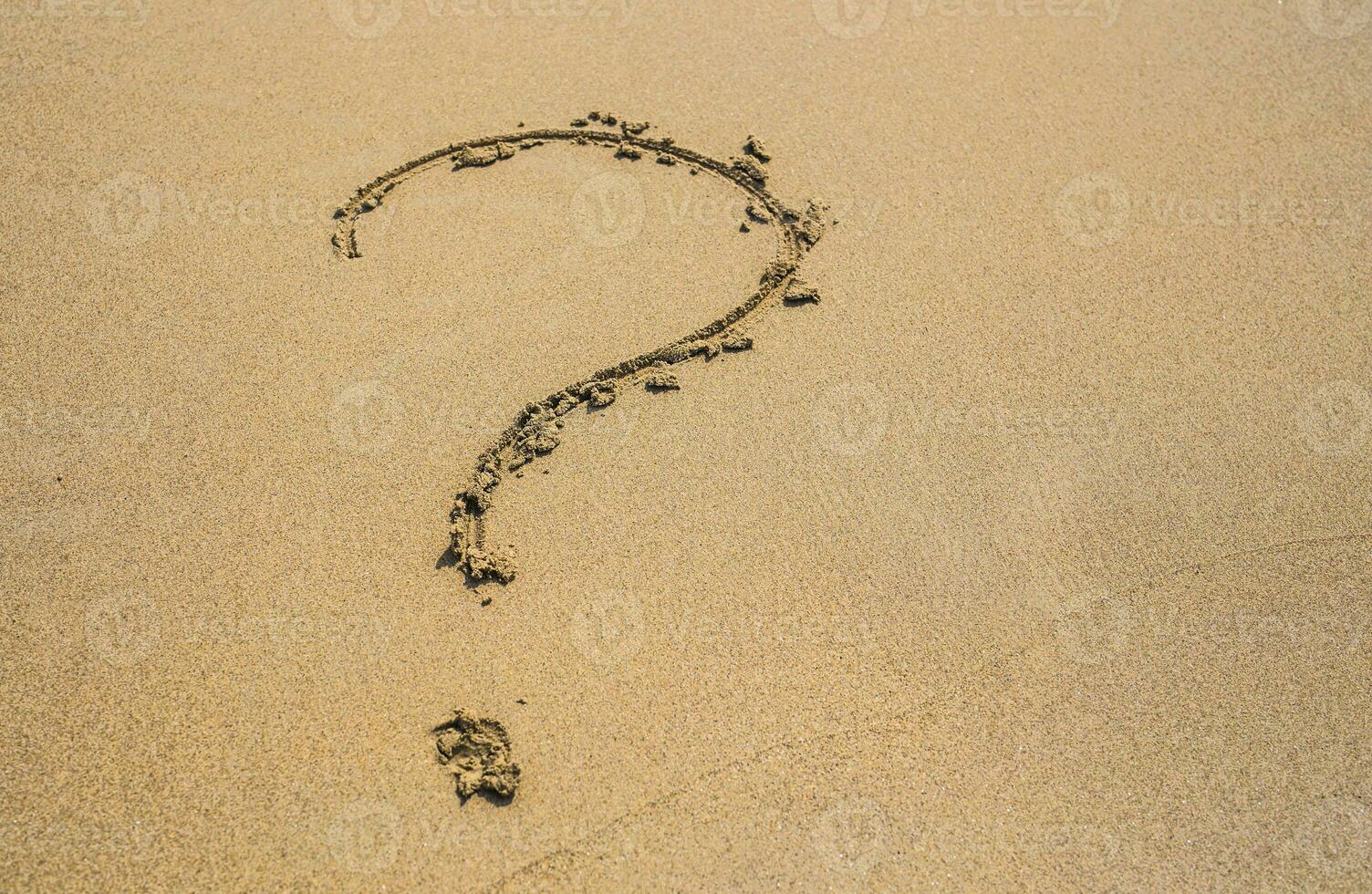 fråga mark dragen på de sand av en strand i sommar foto