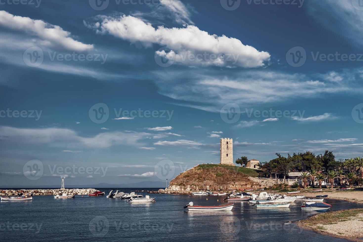 bysantinska tornet, nea fokea, kassandra, grekland. vackert bysantinskt torn vid solnedgången, kassandra, grekland. foto