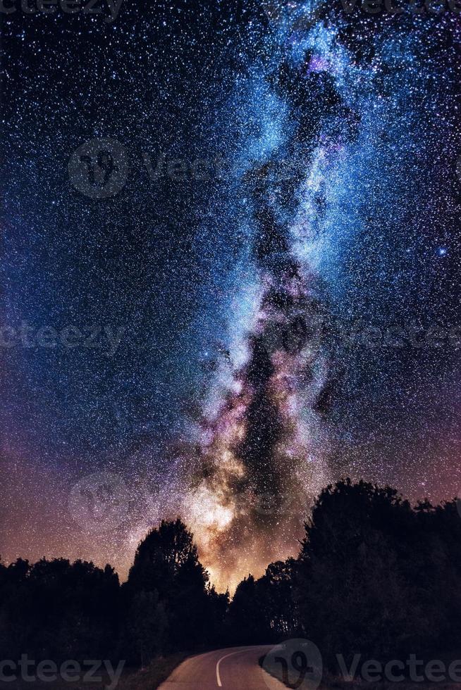 Vintergatan över skogsvägen. Vintergatan över bergskogsvägen, Rajac, Serbien. natthimlen är astronomiskt korrekt. foto