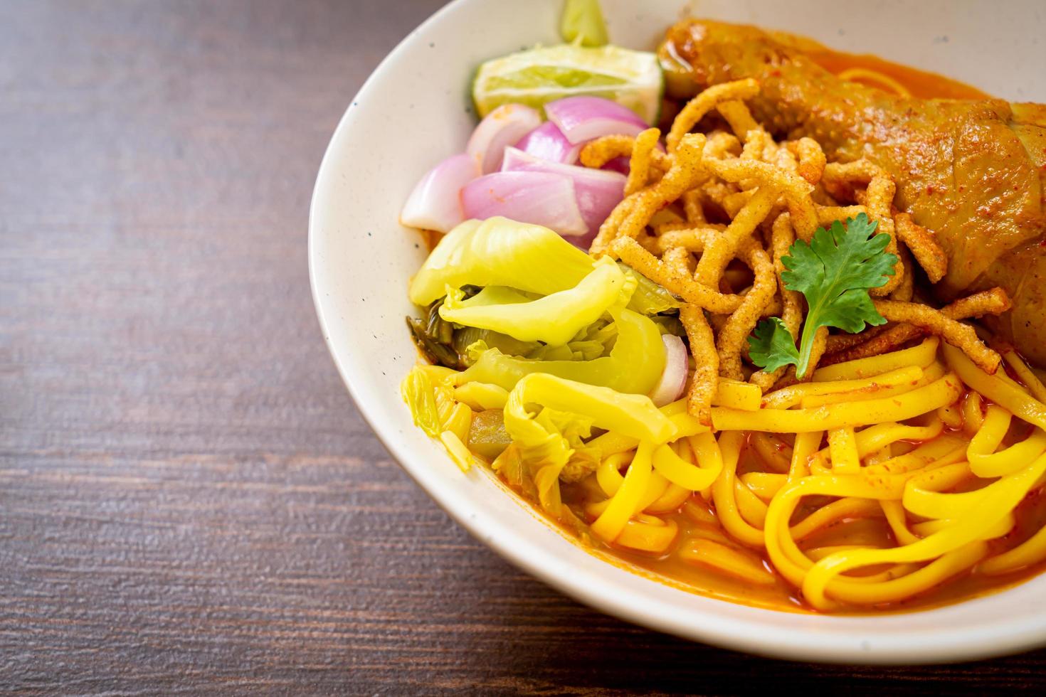 norra thailändska nudel curry soppa med kyckling foto