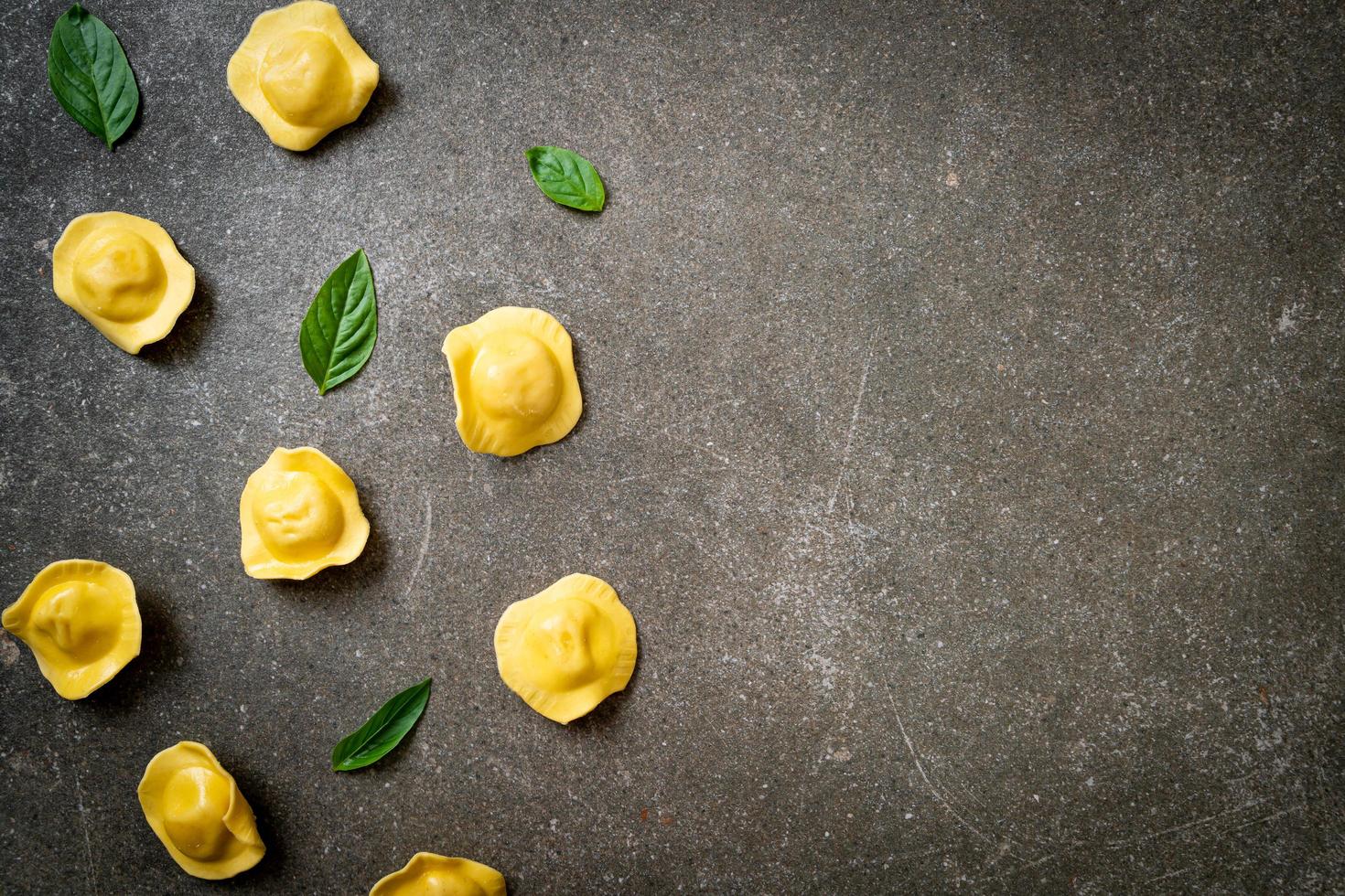 traditionell italiensk ravioli pasta foto