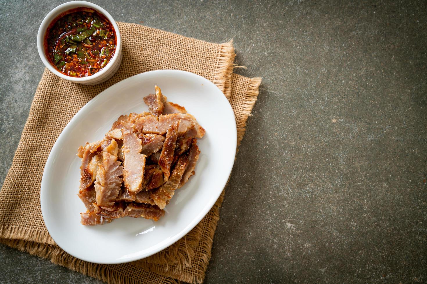 grillad fläskhals eller kolkokt fläskhals med thailändsk kryddig doppsås foto