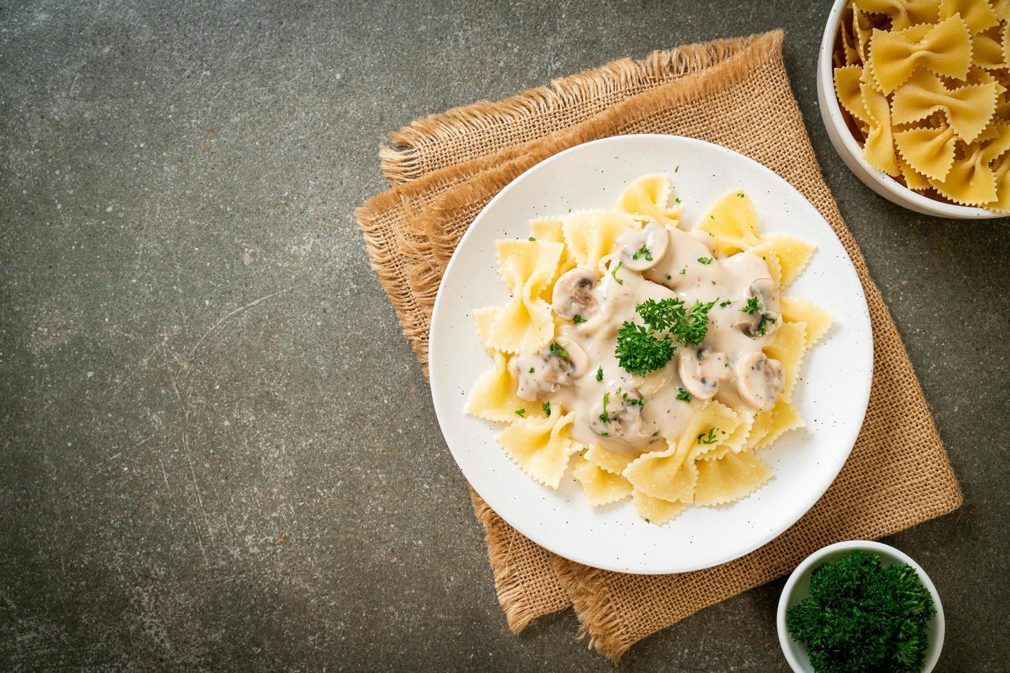 farfalle pasta med svamp vit gräddsås - italiensk matstil foto