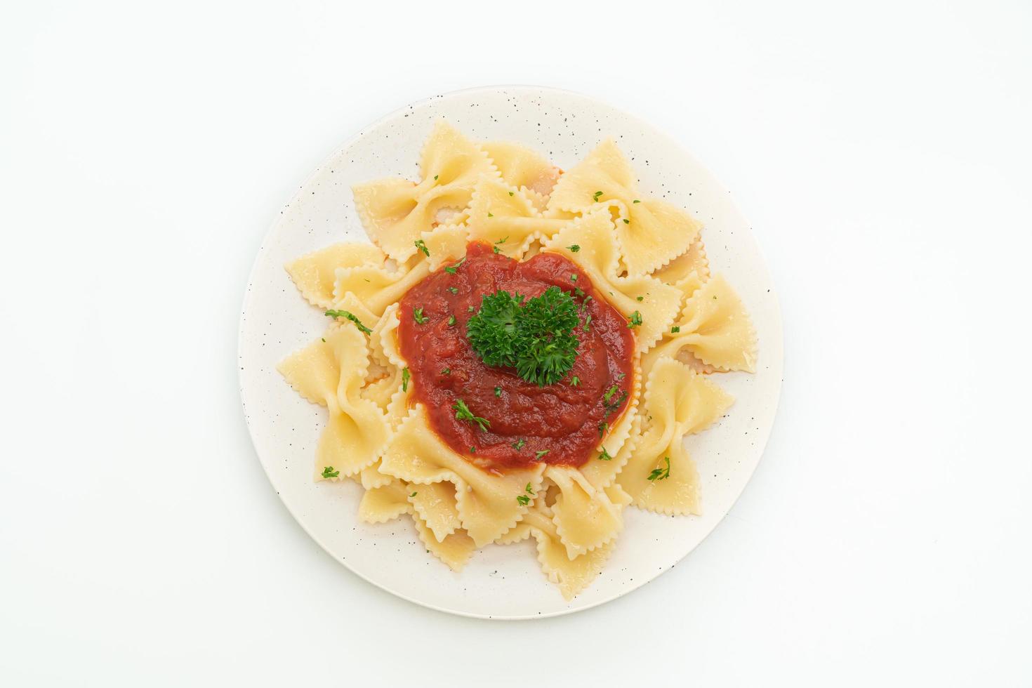 farfalle pasta i tomatsås med persilja - italiensk matstil foto