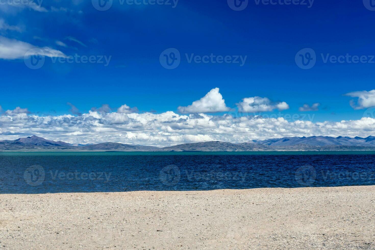 landskap sjö manasarovar med blå himmel. plats av bön, lugna och meditation.tibet,kailas foto