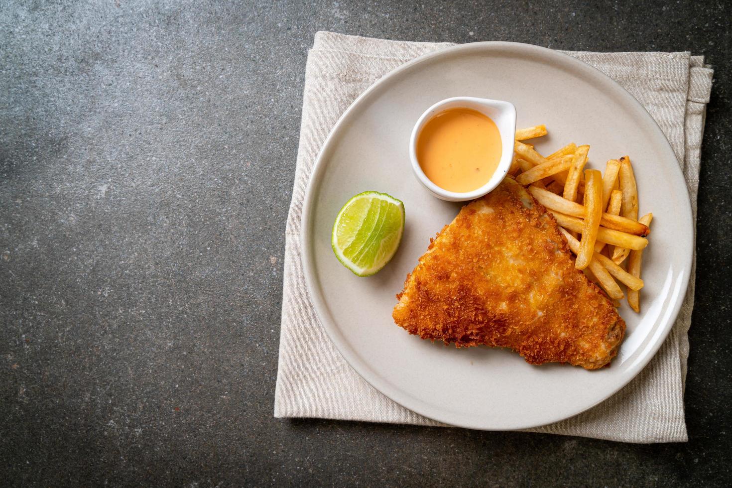 stekt fisk och potatischips foto