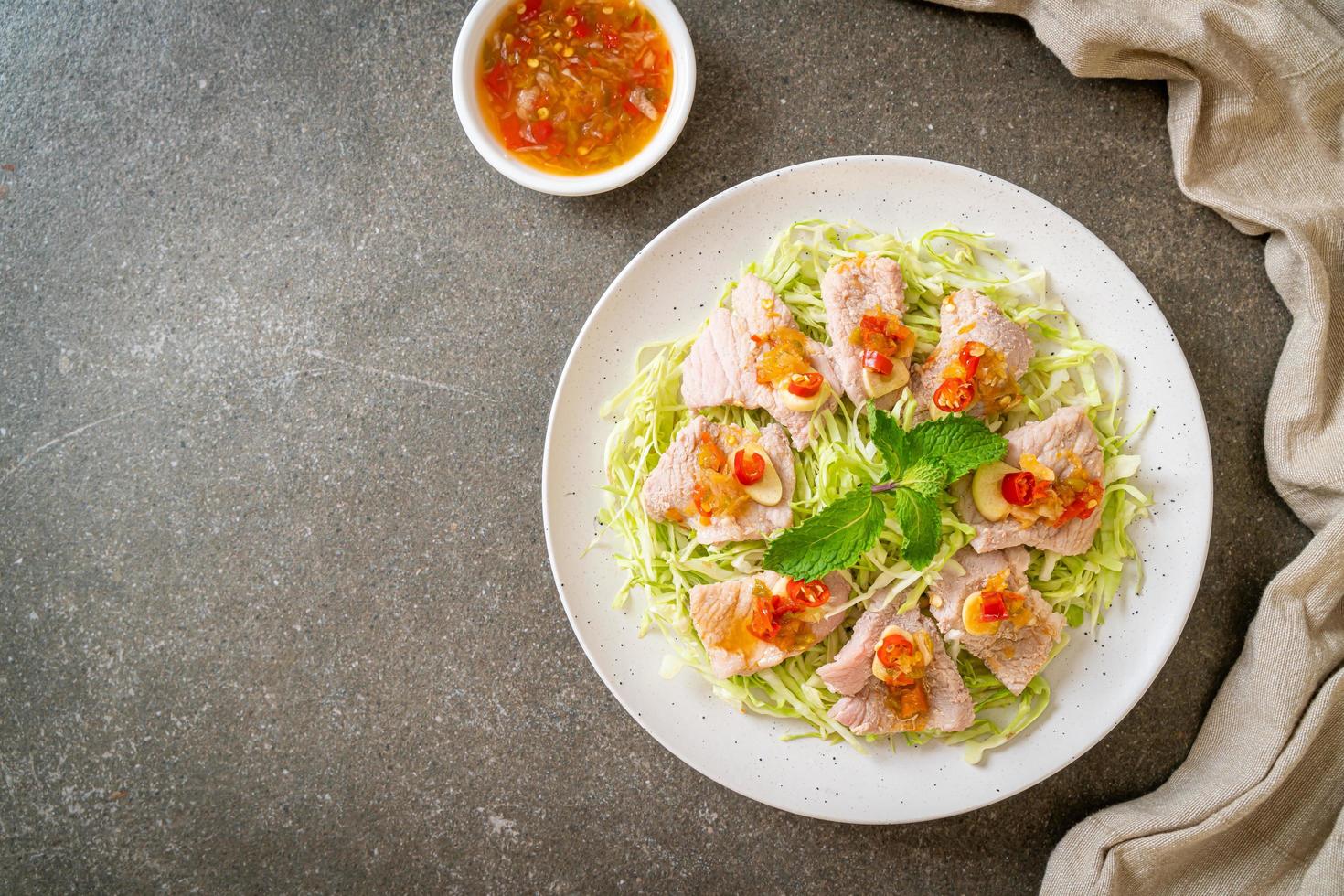 kryddig fläsk sallad eller kokt fläsk med lime vitlök och chilisås foto