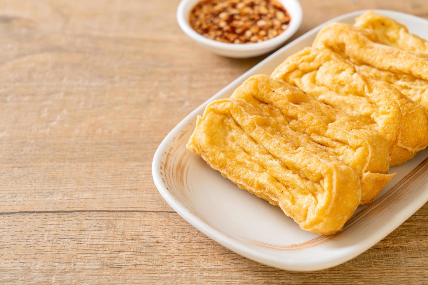 stekt tofu med sås - vegansk och vegetarisk matstil foto