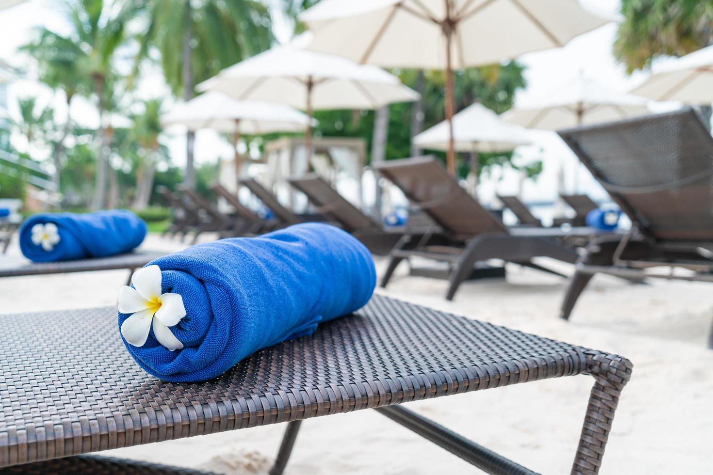 närbild handduk på en strandstol - resor och semester koncept foto