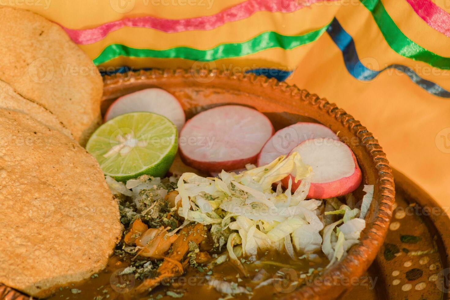 i Mexiko, de vibrerande röd pozole, en traditionell bekvämlighet mat, är eras i skön krukmakeri skålar foto