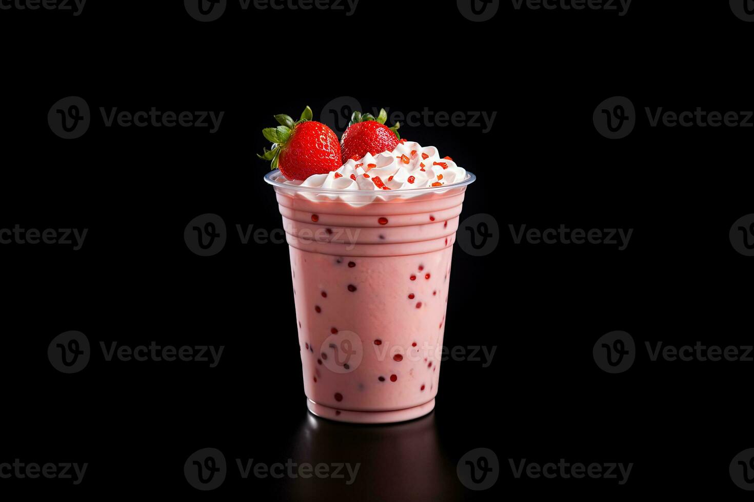 jordgubb milkshake i plast hämtmat kopp isolerat på svart bakgrund. ai genererad foto