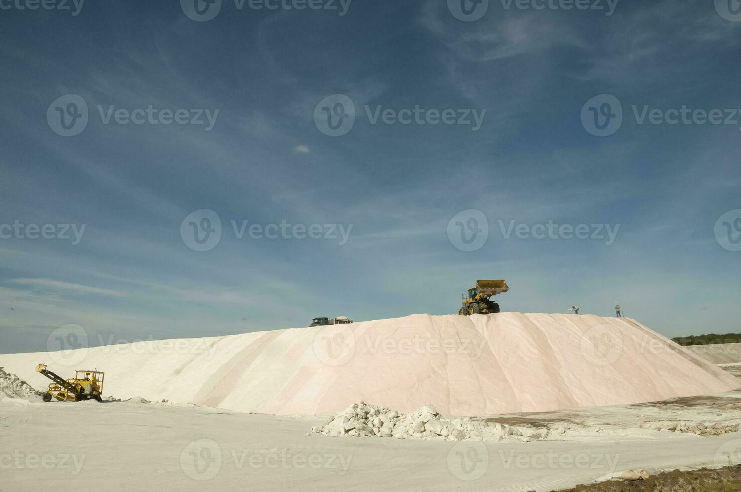 lastbilar avlastning rå salt bulk, saliner grandes de hidalgo, la pampa, argentina. foto