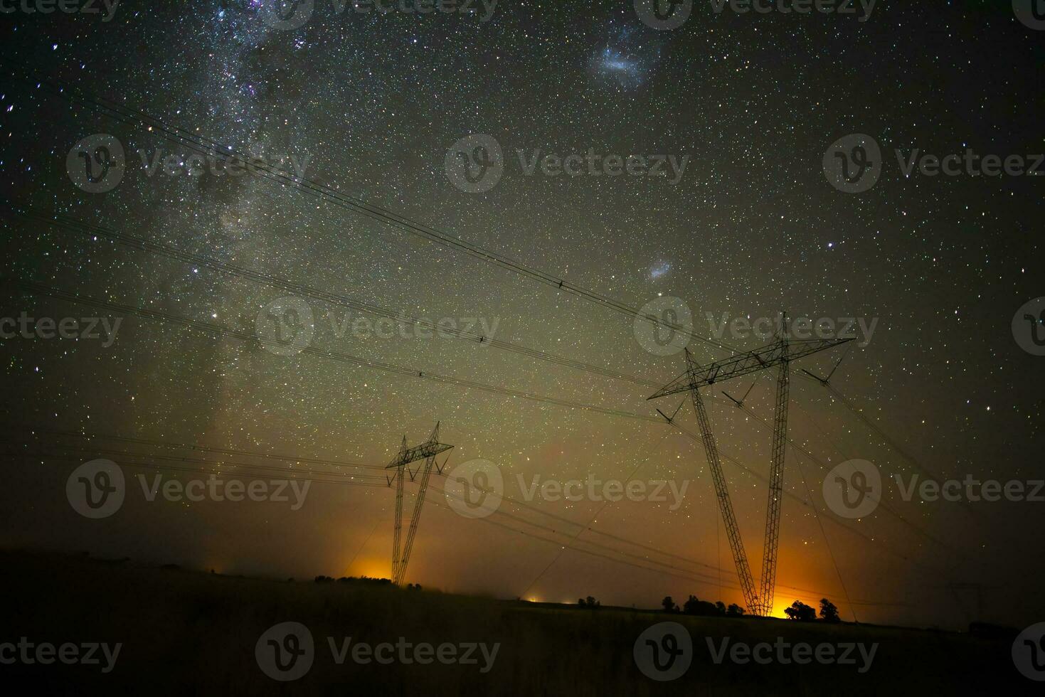 hög Spänning kraft linje i en nattlig landskap, la pampa, patagonien, argentina. foto