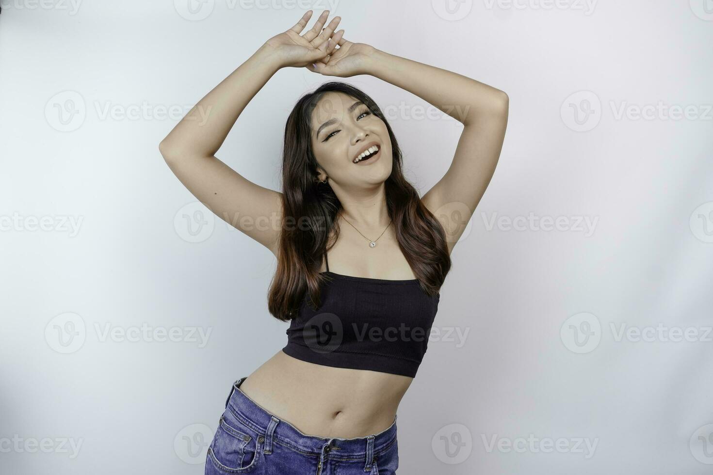 porträtt av Lycklig ung asiatisk kvinna bär beskära topp isolerat över vit bakgrund. diet begrepp. foto