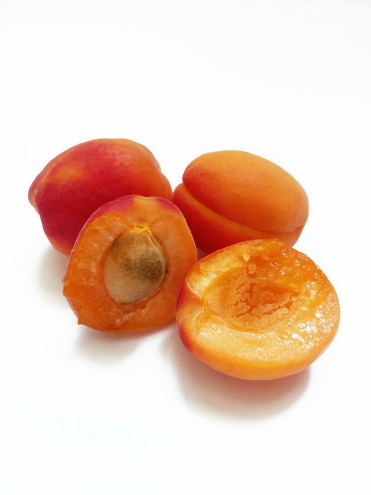 färsk mogen aprikoser på vit bakgrund foto