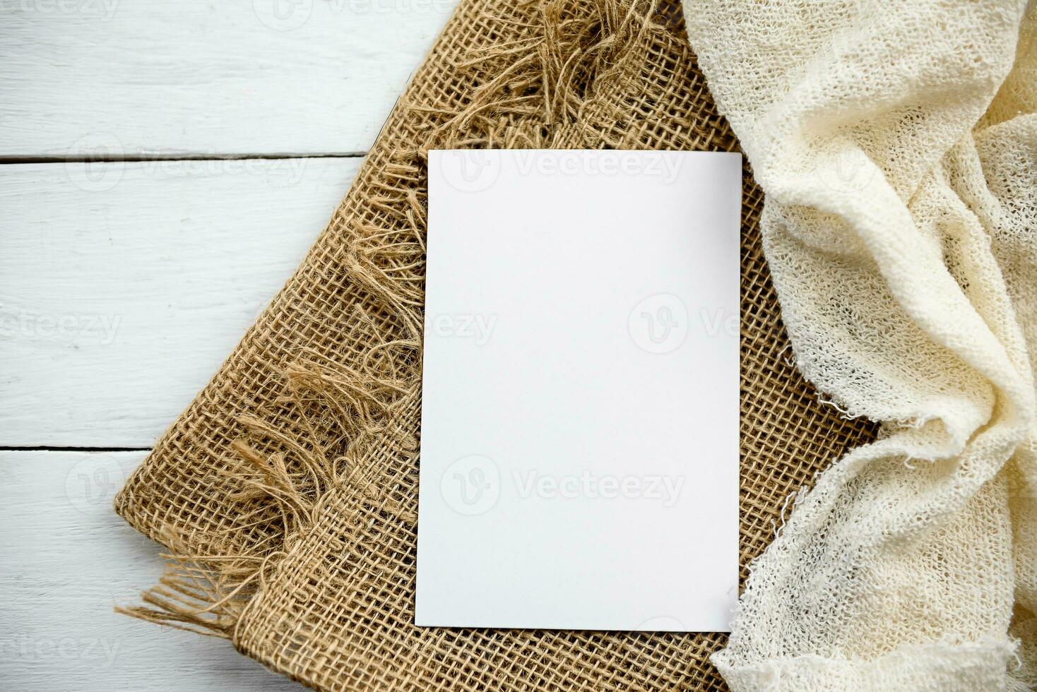 årgång mode vit bakgrund och tom vykort - vit bakgrund, gul ro och kopia Plats. en romantisk hälsning kort. bröllop feminin inbjudan. foto