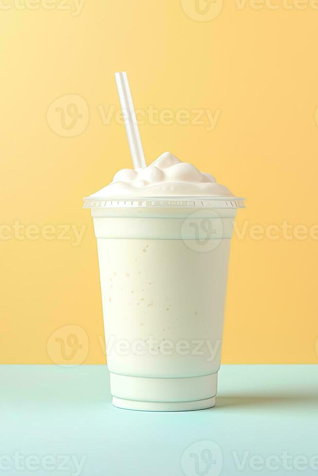 vanilj milkshake i plast hämtmat kopp isolerat på pastell bakgrund. ai genererad foto