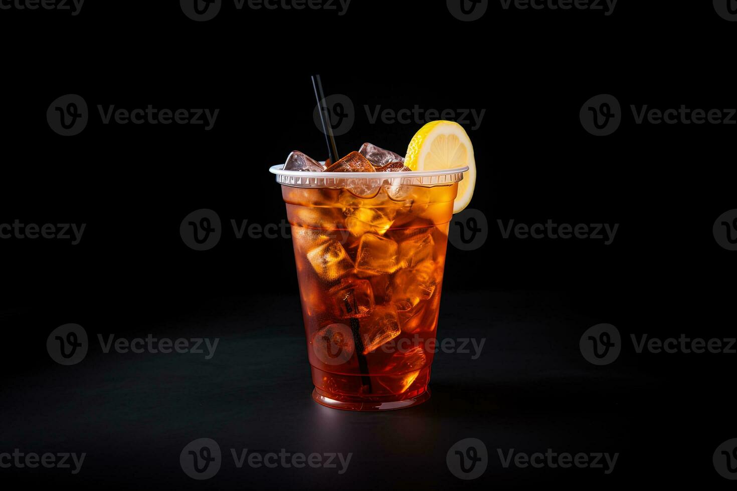 iced citron- te på plast hämtmat glas isolerat på mörk bakgrund. ai genererad foto