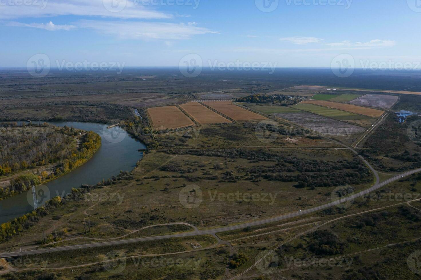 rio neger landskap i patagonien, godkänd genom de stad av allmän conesa, argentina. foto