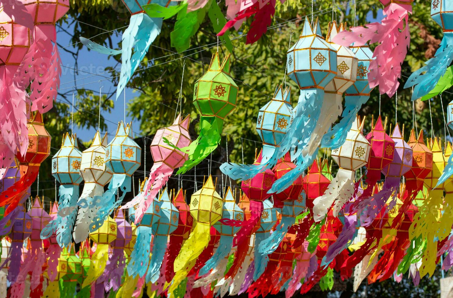 färgrik hängande lyktor belysning i loy krathong och ny år festival på nordlig av thailand foto