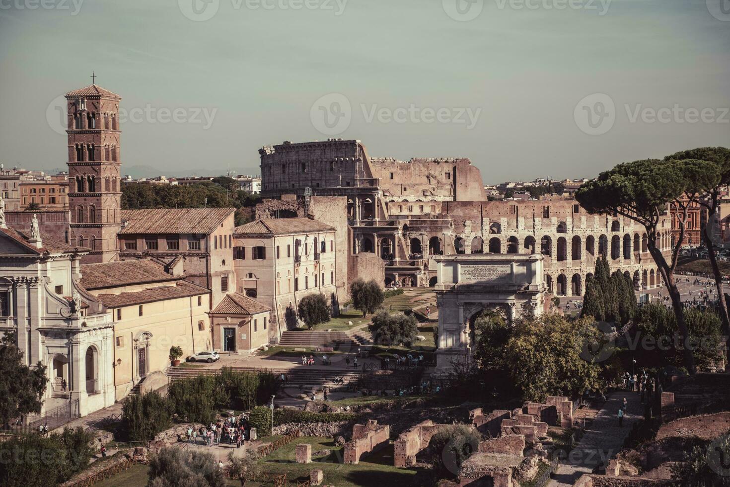 se av colosseo från palatino kulle. rom. Italien. värma färger. foto