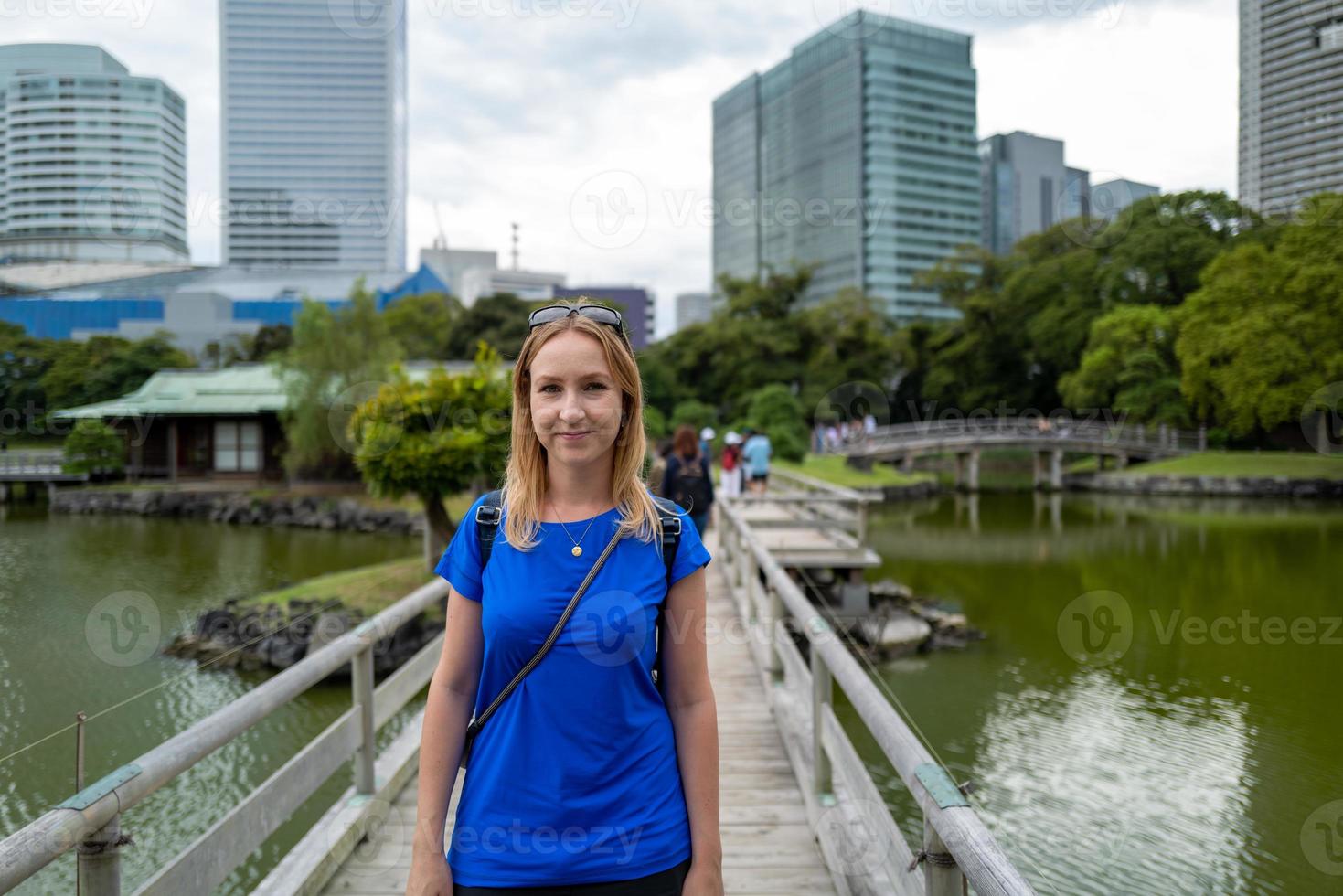 flicka i hamarikyu parkerar i tokio foto