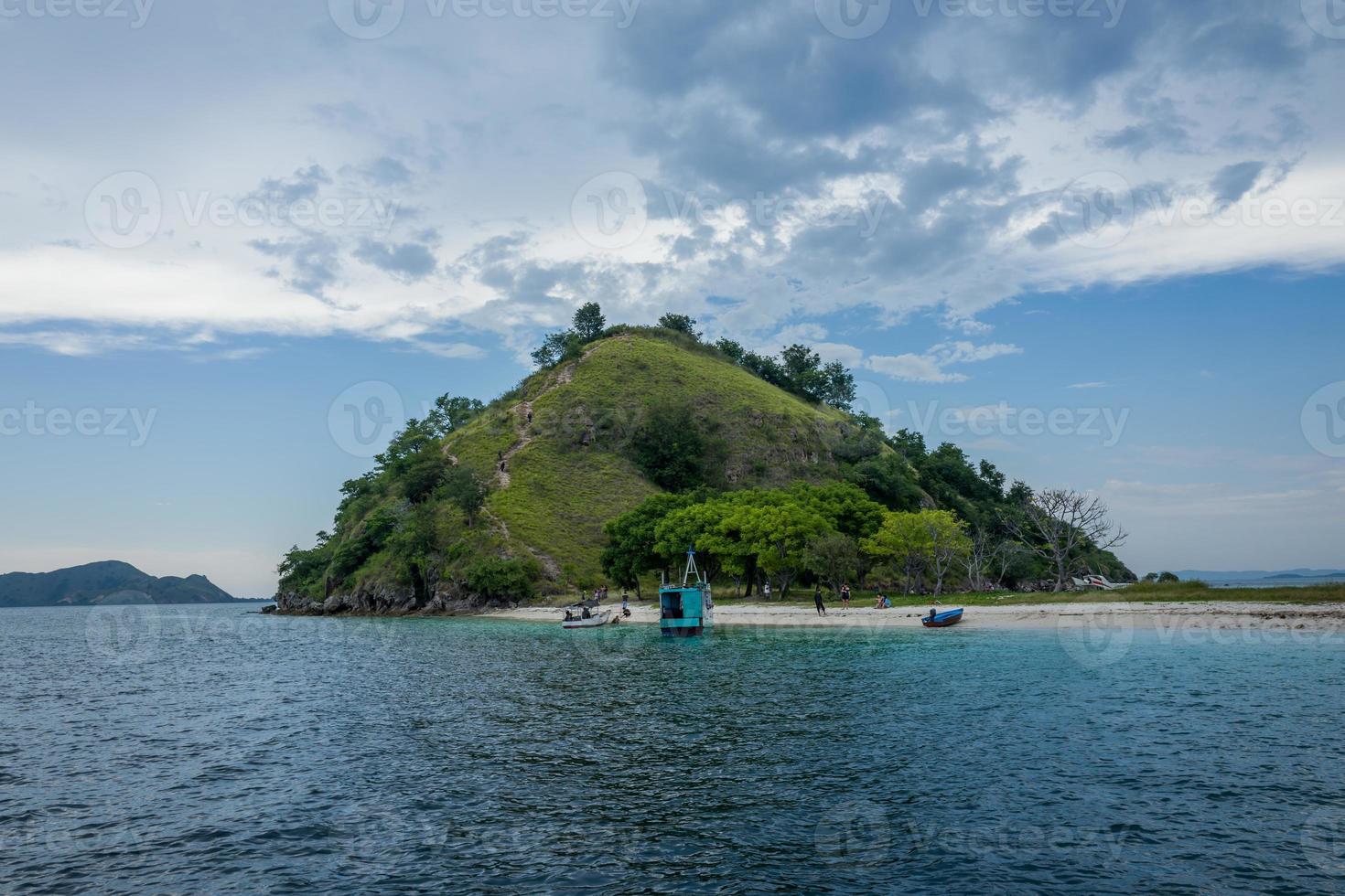 flores vattnet nära labuan bajo i Indonesien foto