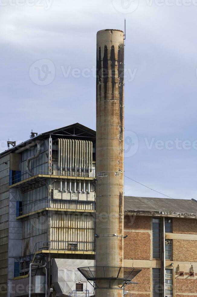 gammal industriell byggnad med skorsten foto