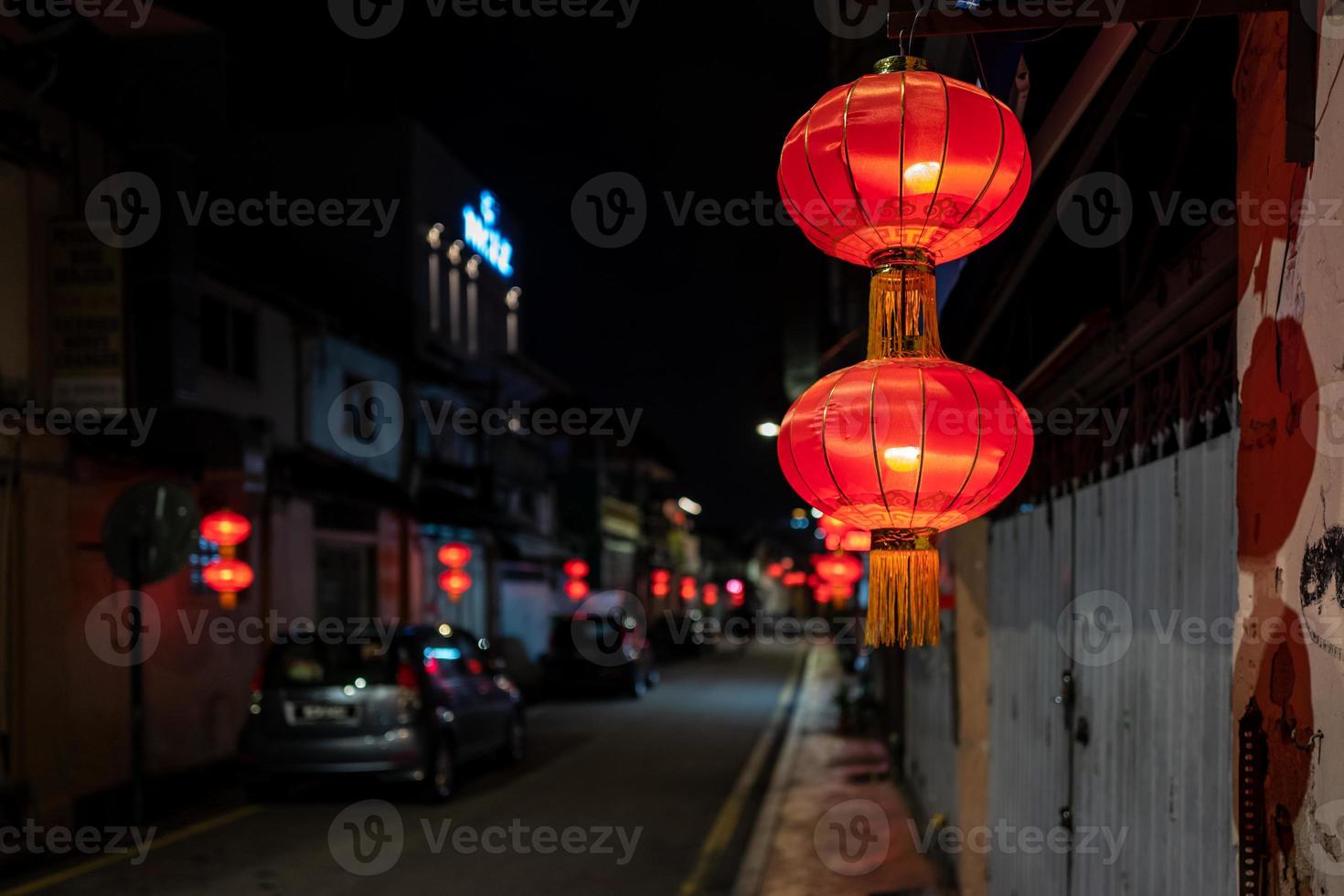 röda lyktor på gatorna i malacca i malaysi foto