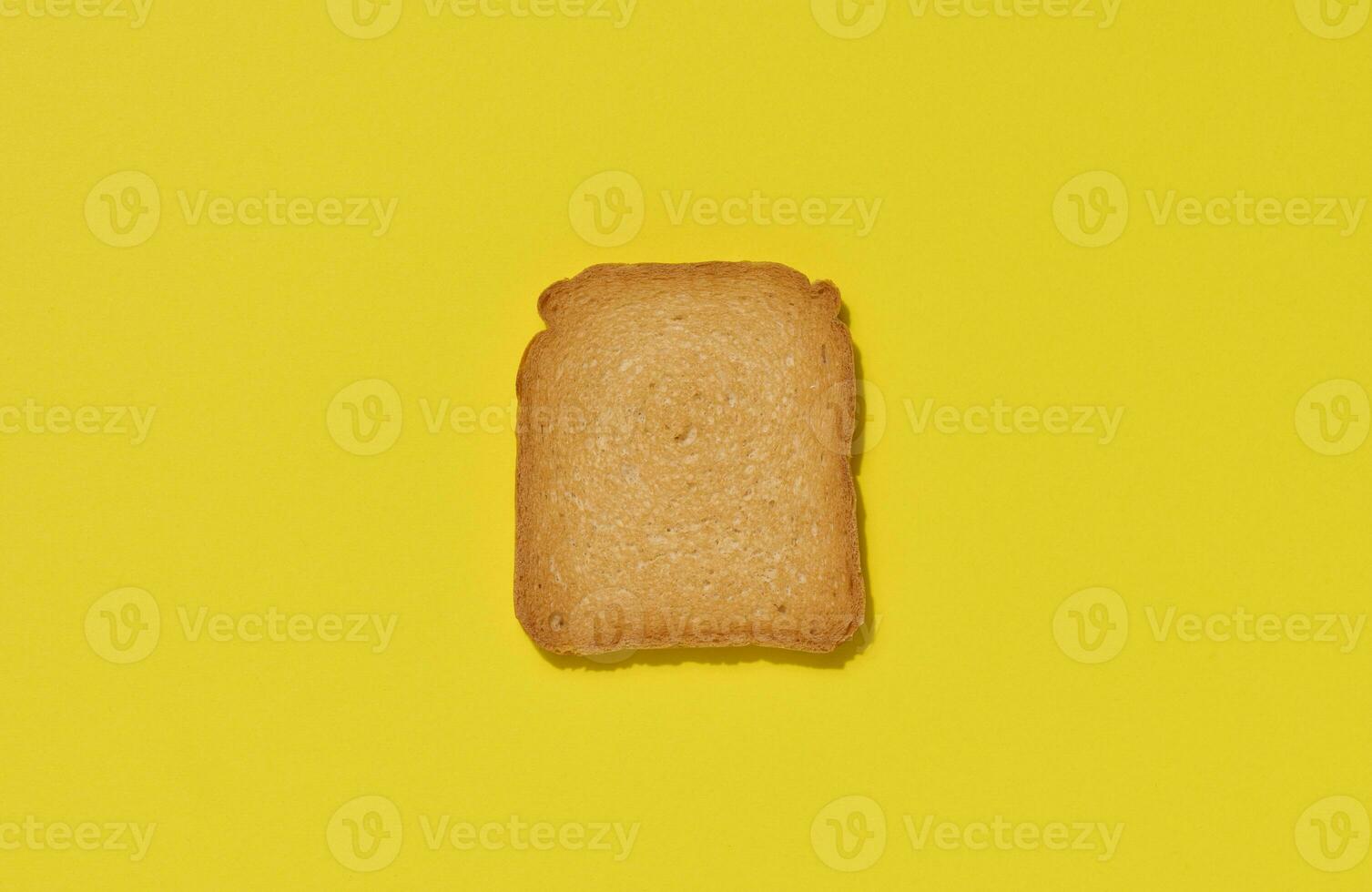 ett skiva av vit vete rostat bröd på en gul bakgrund, topp se foto