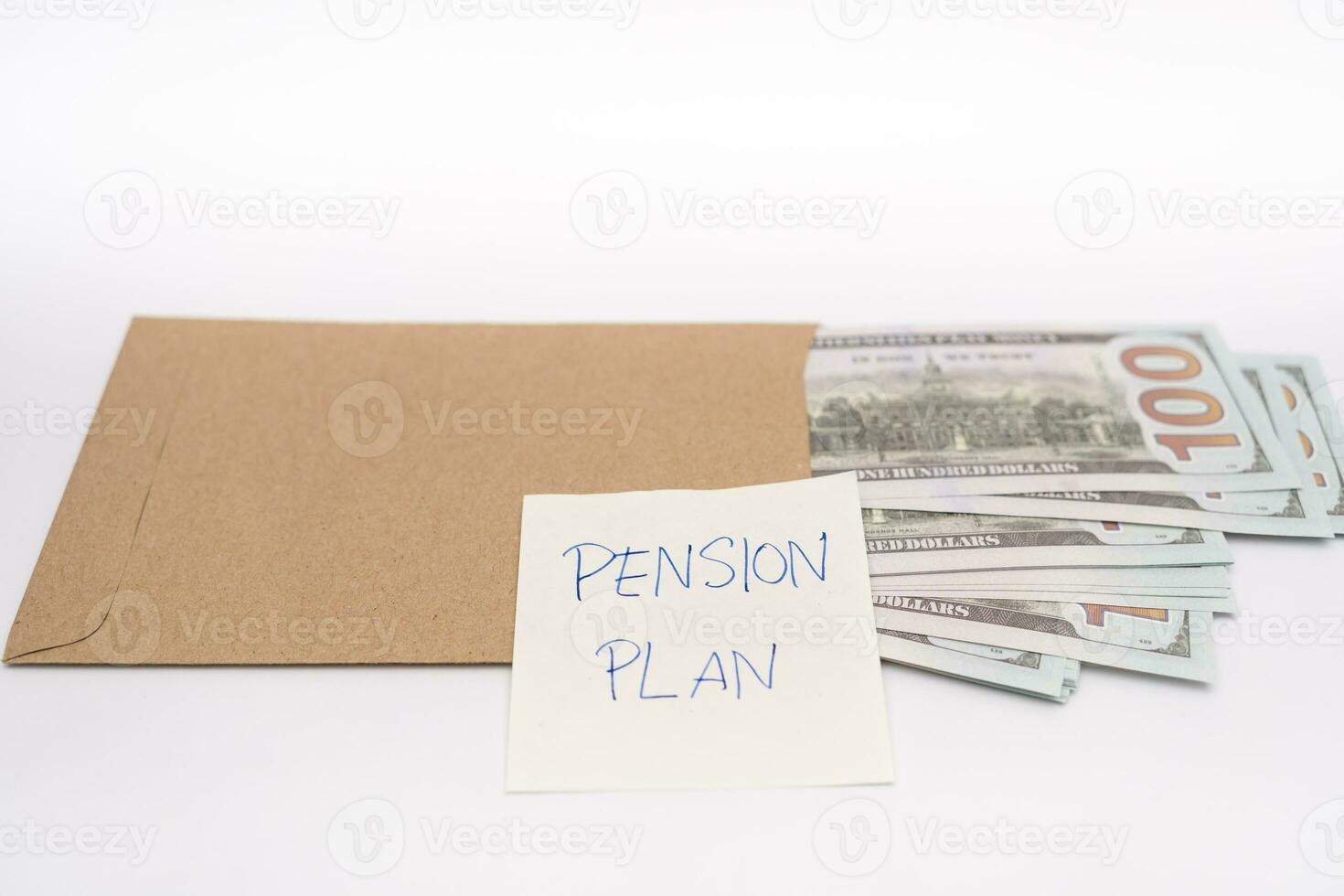 dollar kontanter pengar i hantverk papper kuvert och papper notera med text skriven pension planen. investeringar begrepp. äldre makar sparande pengar, pension planen. pensionering begrepp. foto