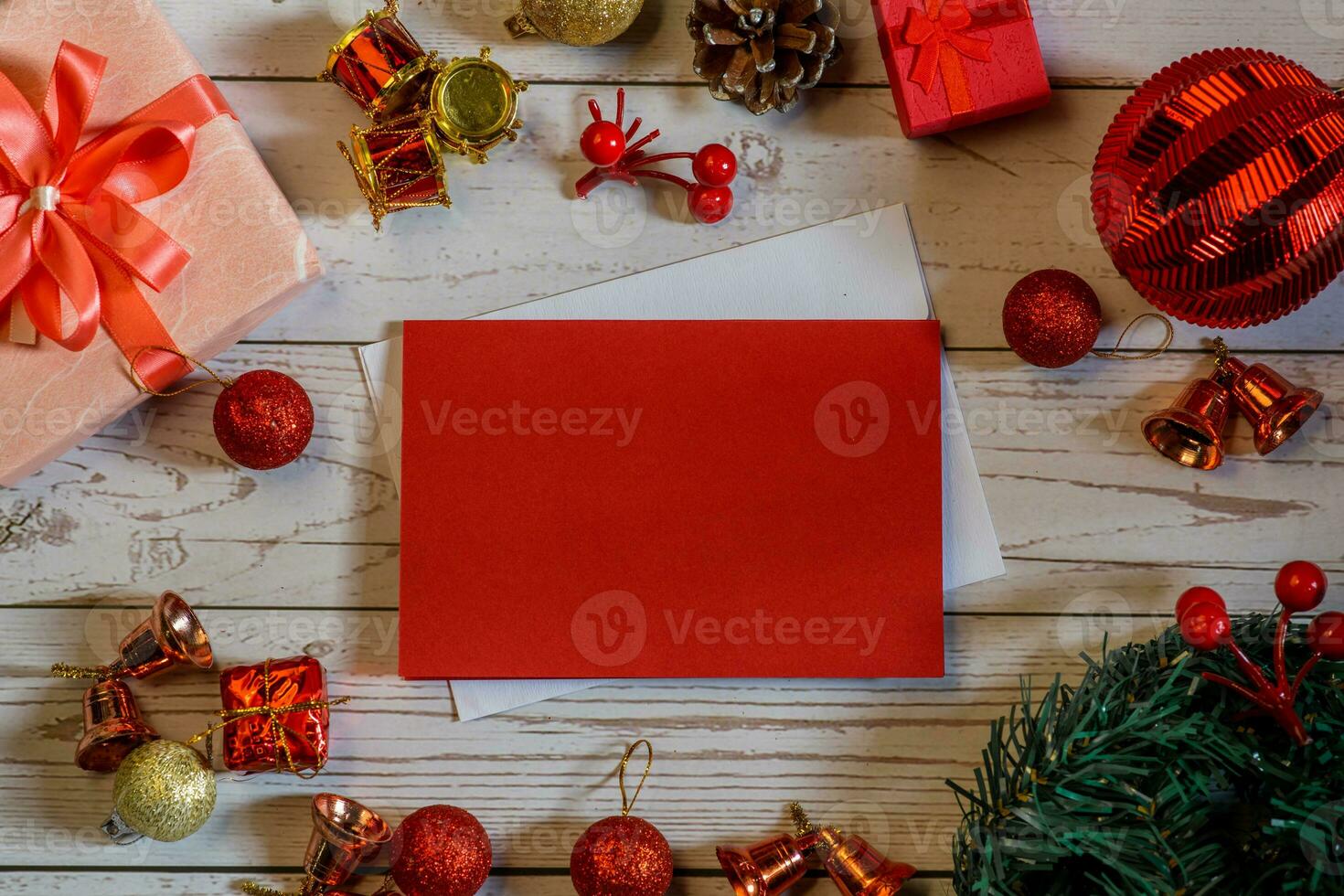 jul sammansättning på en vit trä bakgrund och en tom röd kort för skrivning de text. layout jul bakgrund begrepp foto