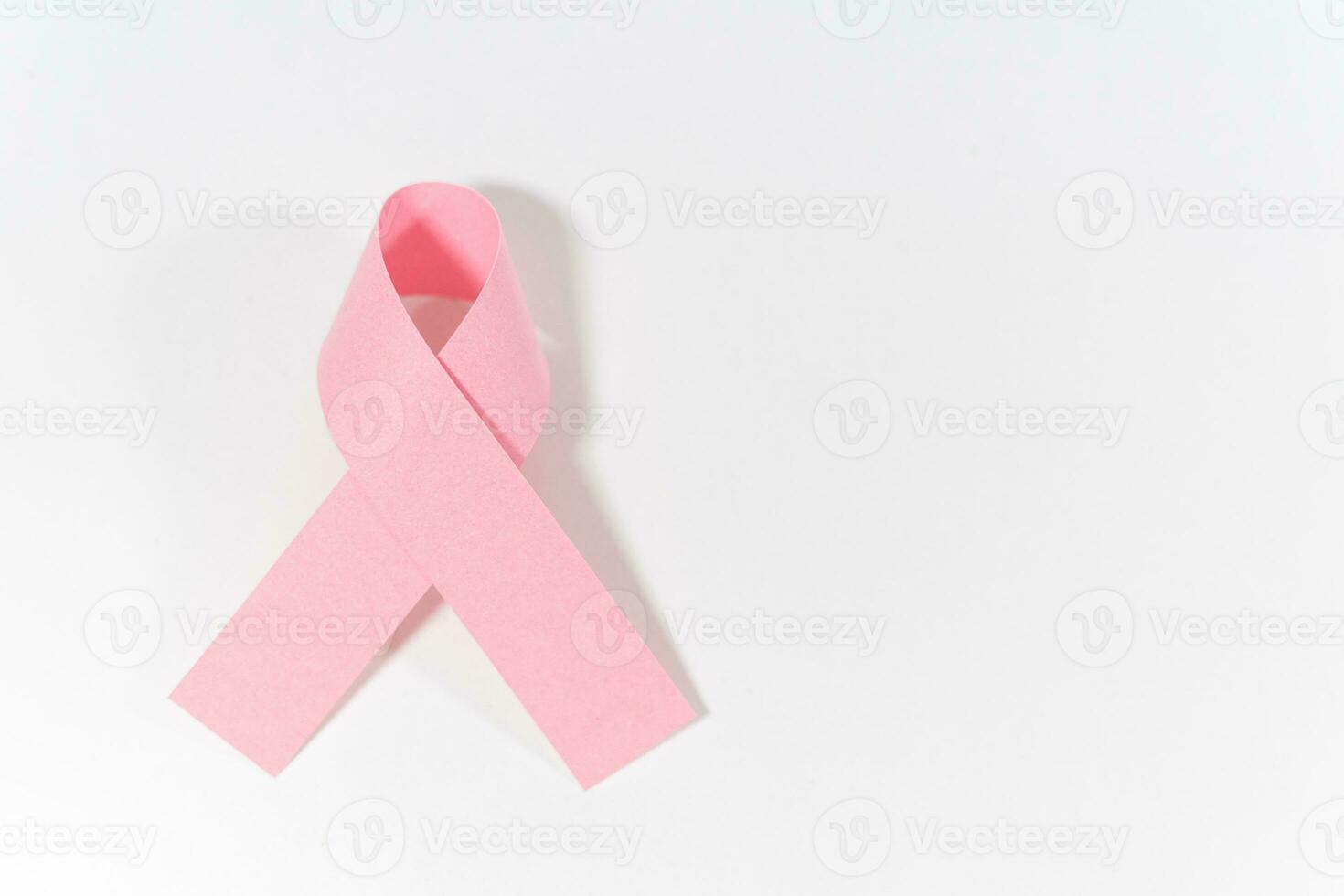 rosa band värld cancer dag symbol isolerat på vit. foto