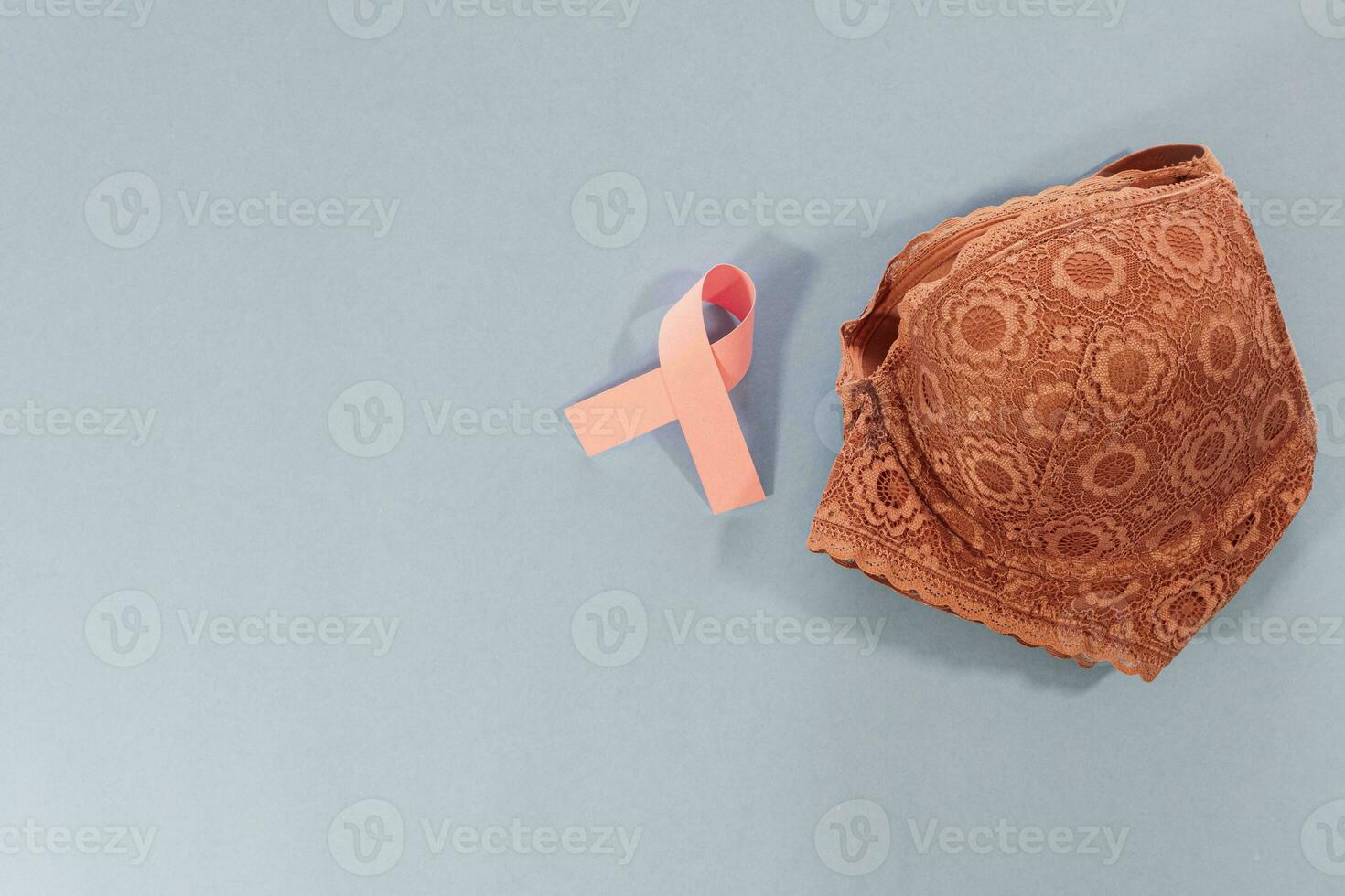 band värld cancer dag. rosa band, bröst cancer symbol och behå. foto