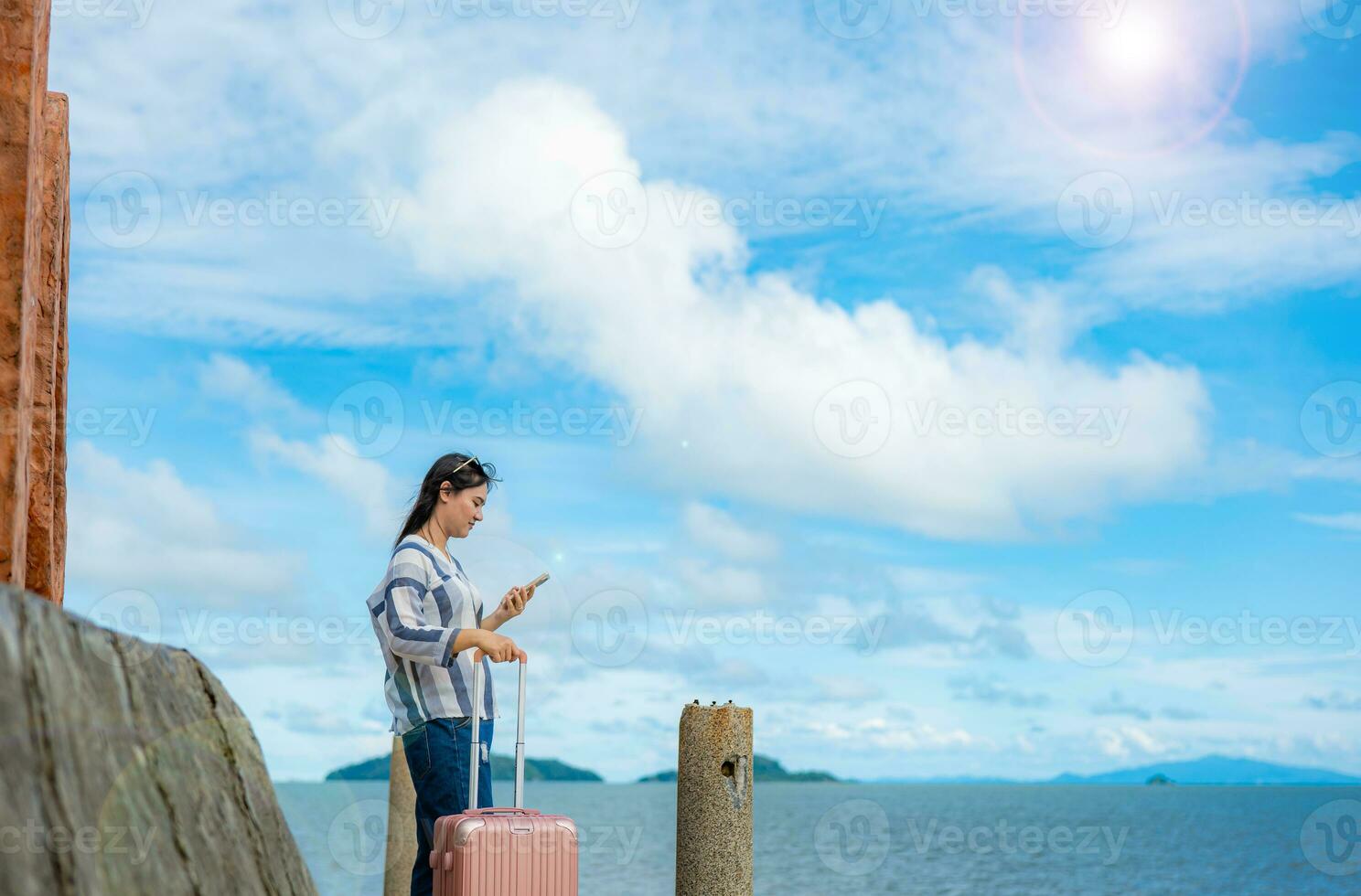 kvinna med henne resväska bagage på skön hav se på solig dag glädje natur, hav, tillbaka se foto