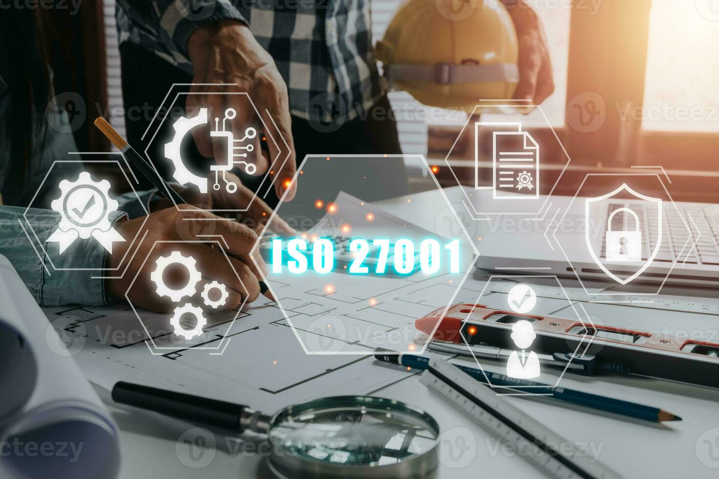 iso 27001 kvalitet standarder försäkran företag teknologi begrepp, företag team analyserar inkomst diagram och grafer med iso 27001 ikon på virtuell skärm. foto