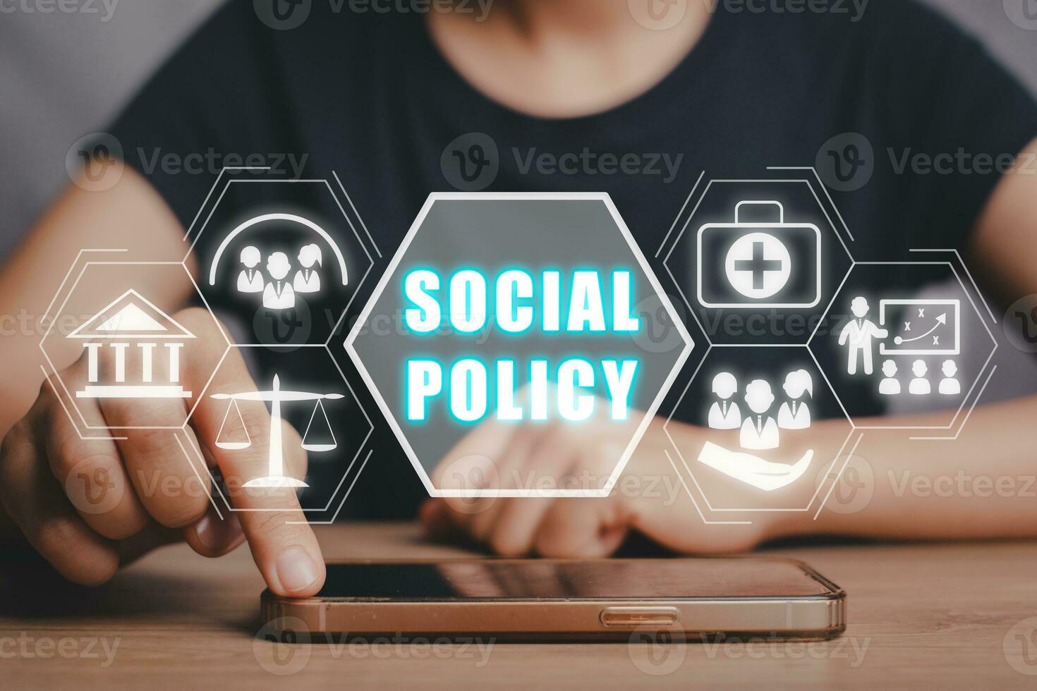social politik begrepp, företag person använder sig av smart telefon med social politik ikon på virtuell skärm. foto