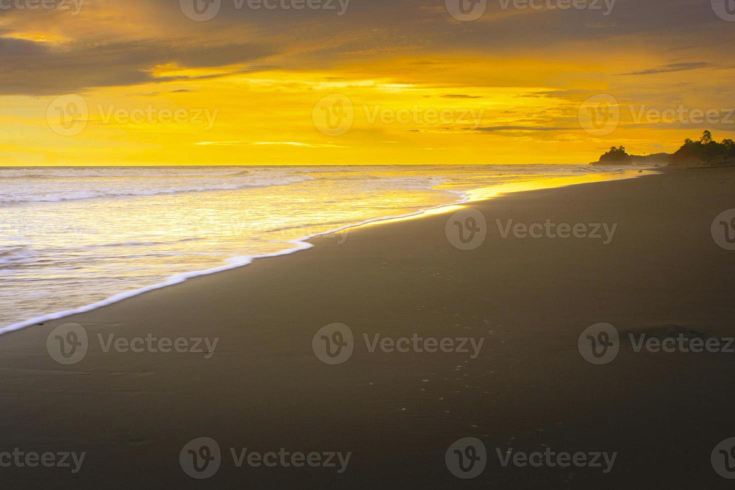 solnedgång på stranden i norra Bengkulu, Indonesien strand foto