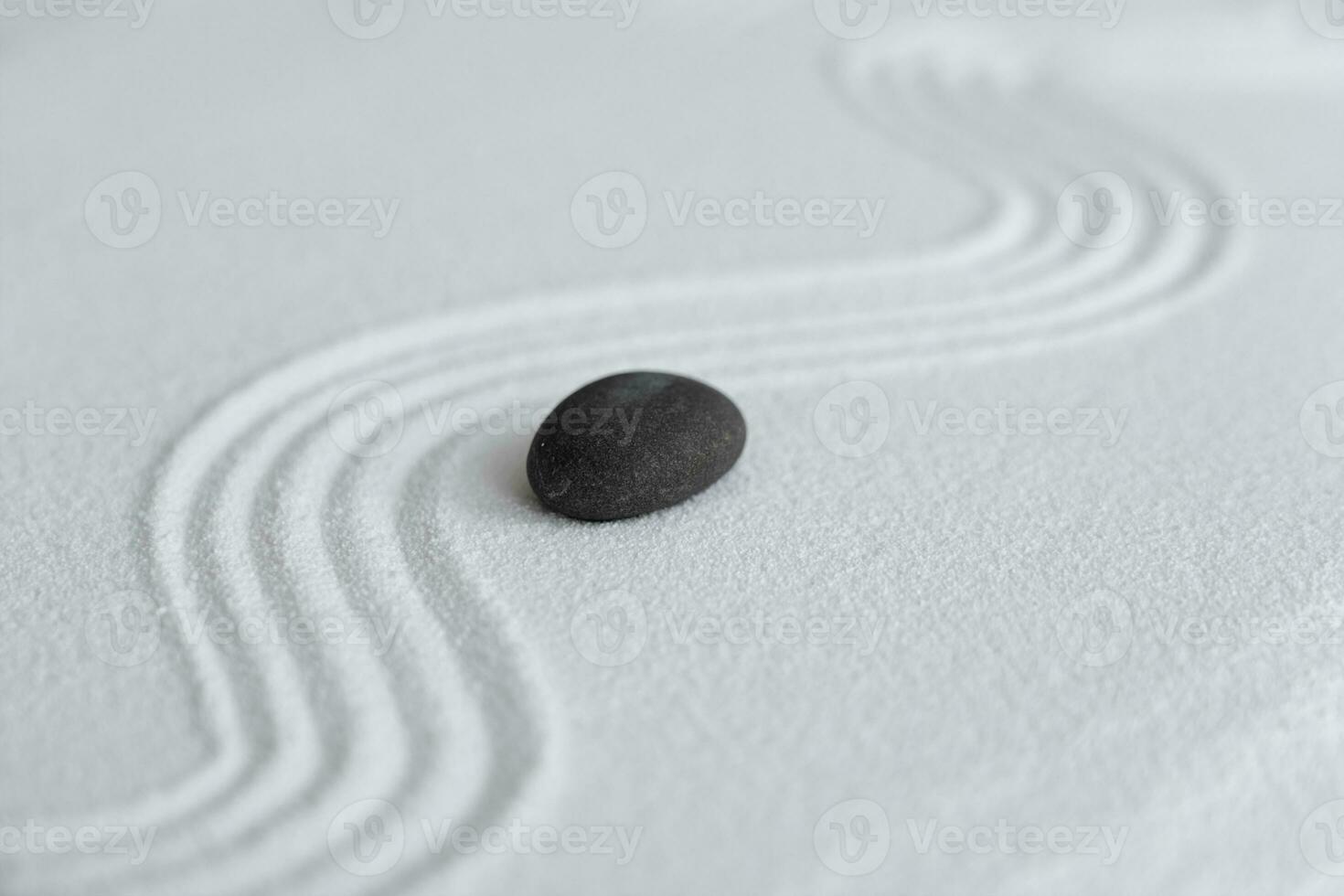 zen trädgård med grå sten på vit sand Vinka mönster i japansk vagel, sten hav sten på sand textur med de Vinka parallell rader mönster, harmoni, meditation, zen tycka om begrepp foto