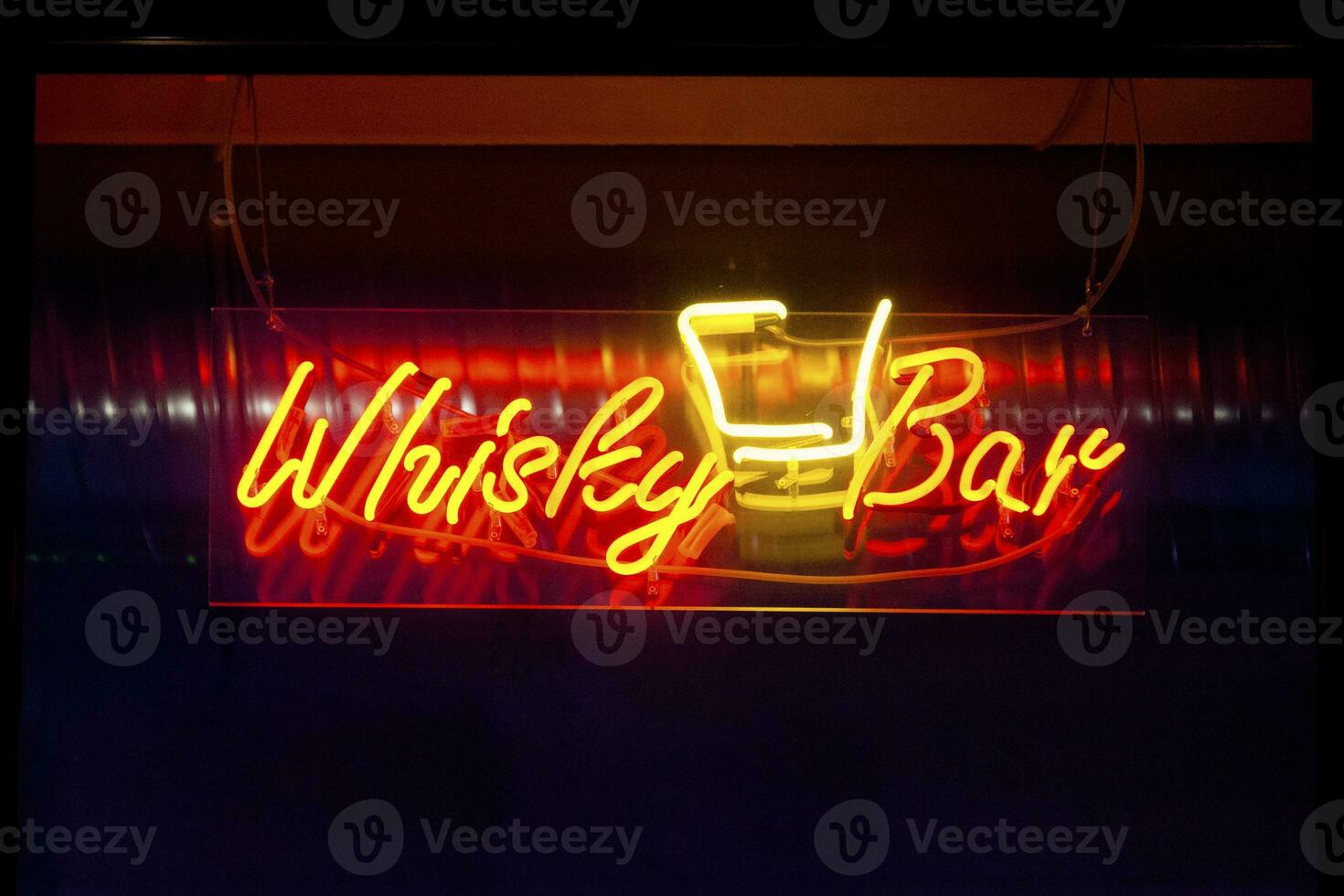 whisky bar - neon ljus foto